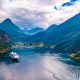 Kreuzfahrtschiff in einem Fjord