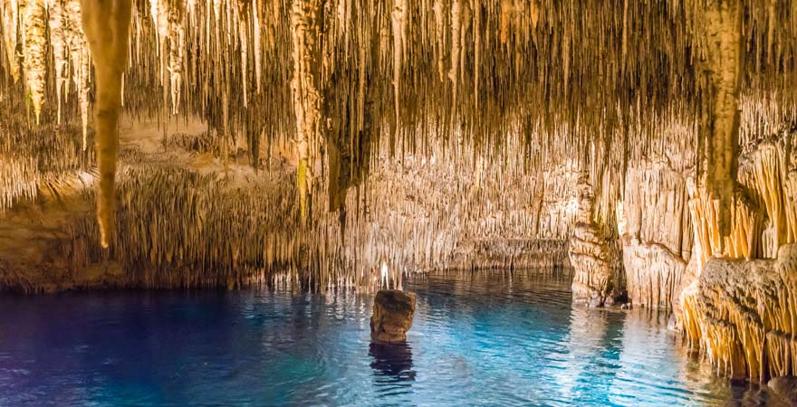 Unterwassersee in der Grotte Guevas del Drach auf Mallorca