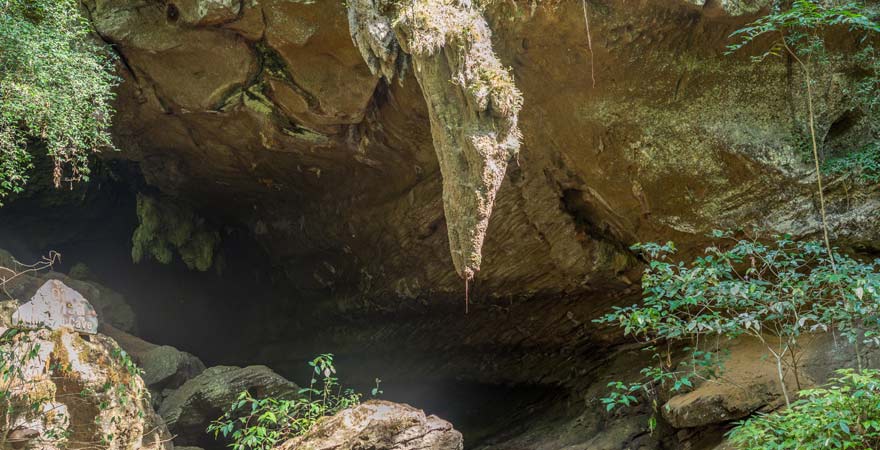 Eingang zur Nam Talu Höhle im Khao Sok Nationalpark