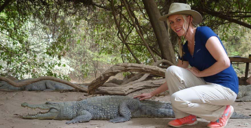 Bianca streichelt ein Krokodil im Kachikaly Crocodile Pool