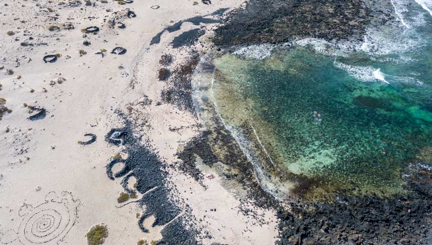 An den Playas de Orzola auf Lanzarote erwarten euch schwarz-weiße Strände