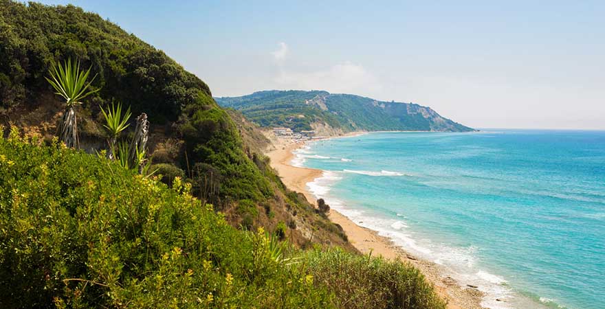 Blick auf Strand von Marathias Beach in Griechenland
