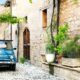 Auto in einer Gasse in Italien