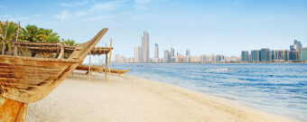 Skyline und White Marina Beach in Abu Dhabi