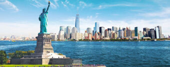 Freiheitsstatue vor der New Yorker Skyline in den USA