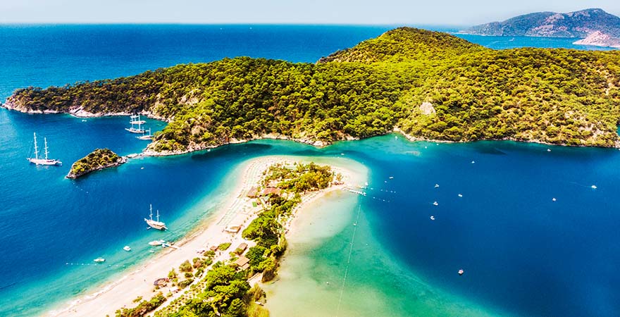 Insel mit wunderschönem türkis farbenem Wasser