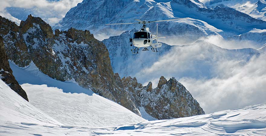 Helicopter in den Schneebedeckten Bergen