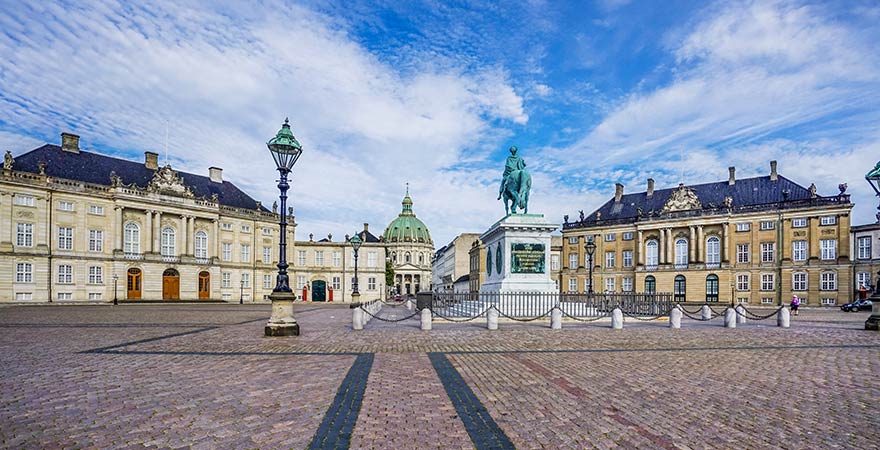 Platz vor Schloss Amalienborg in Kopenhagen