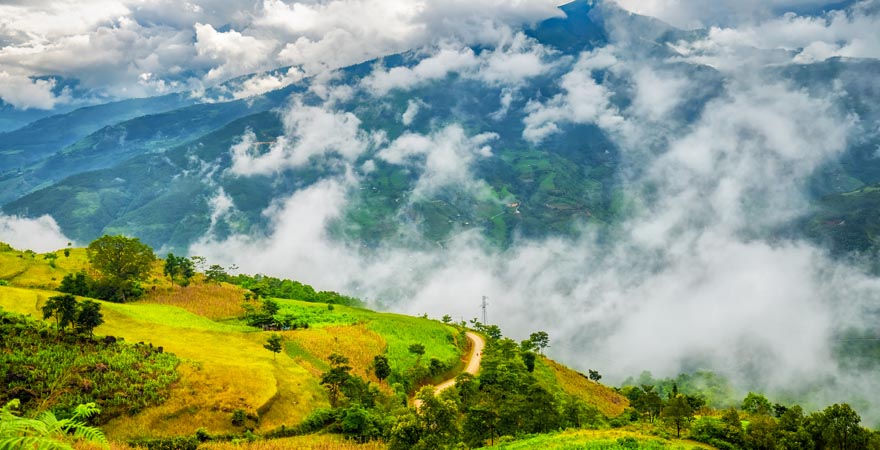 Wolkenverhangene Berglandschaft in Vietnam
