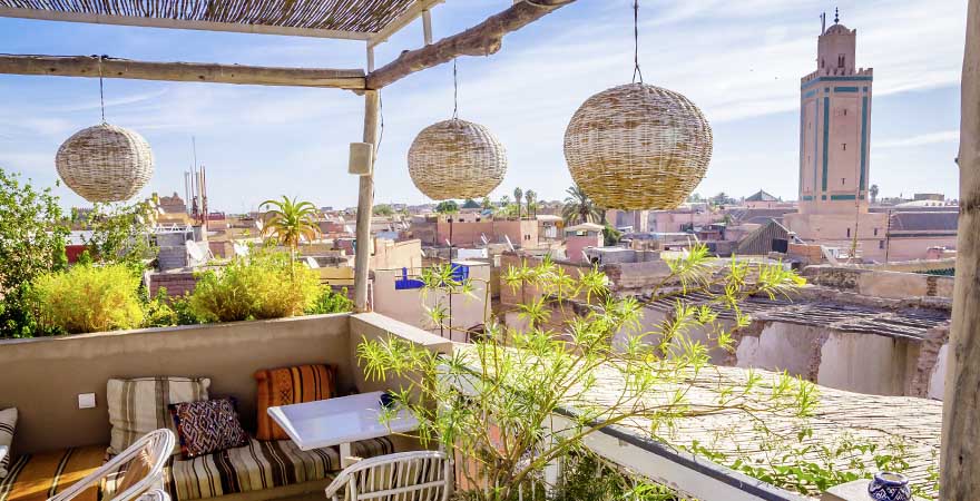 Dachterrasse mit Blick auf die Stadt Marrakesch