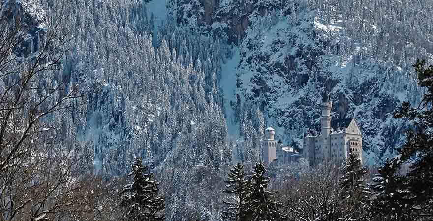 Schloss Neuschwanstein mit Schnee bedeckt 