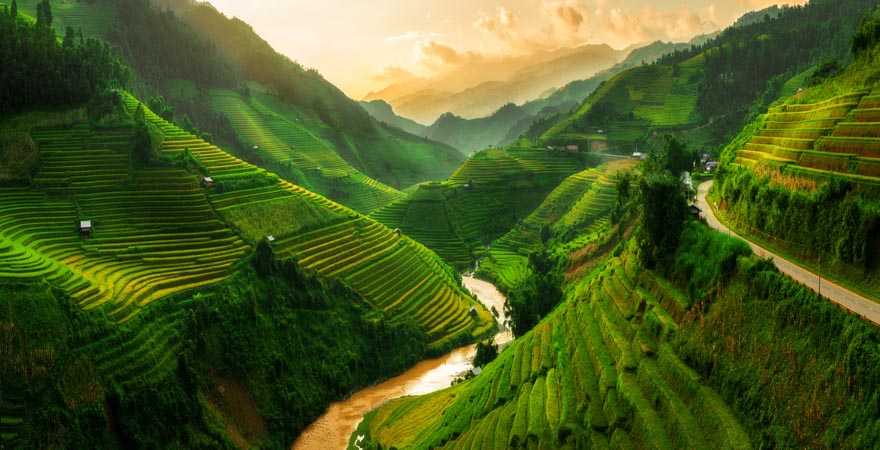 Fluss mit Reisterrassen in Vietnam