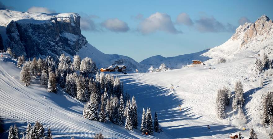 Blick auf ein verschneites Tal in den Alpen