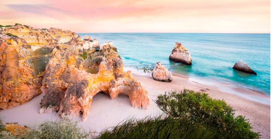 Traumstrand an der Algarve im sonnenuntergang