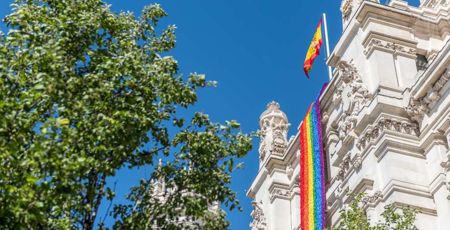 Rathaus in Madrid mit Regenbogenfahne