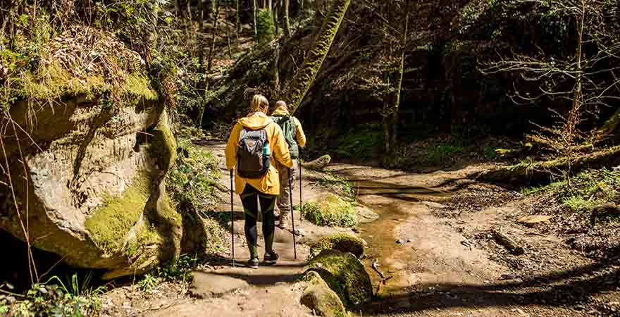 Zwei Menschen wandern in den Ardennen in Luxemburg