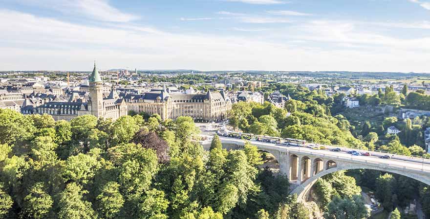 Luftaufnahme der Pont Adolphe Brücke über dem grünen Parcs de la Pétrusse in Luxemburg