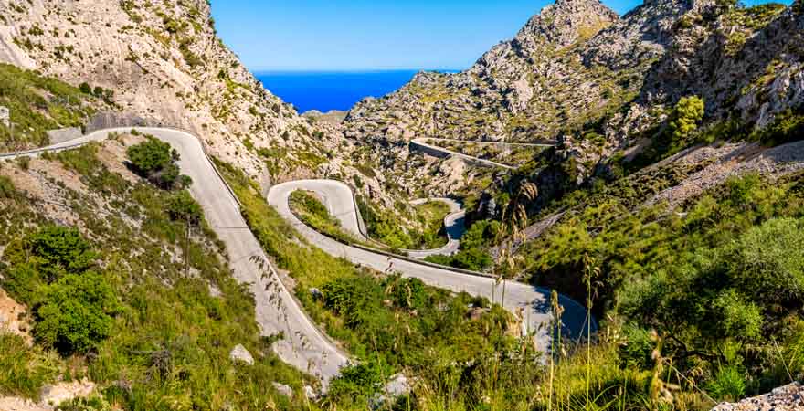Kurvenreiche Straße MA-2141 inmitten des Serra de Tramuntana Gebirges auf Mallorca