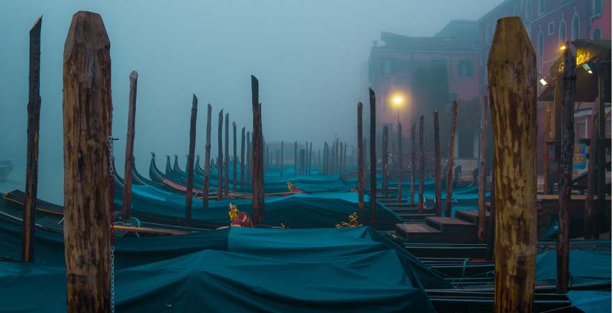 Venedigs Gondeln im düsteren Nebel bei Nacht