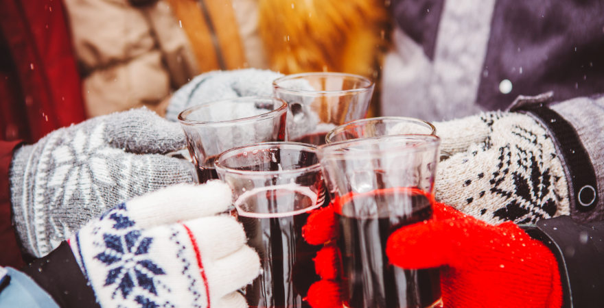 Anstoßen mit Glühwein auf dem Weihnachtsmarkt