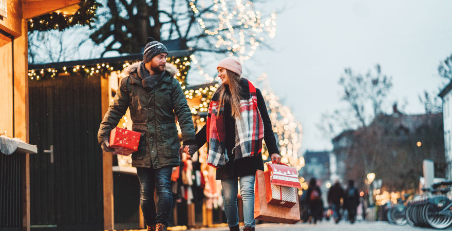Paar beim Shopping auf dem Weihnachtsmarkt
