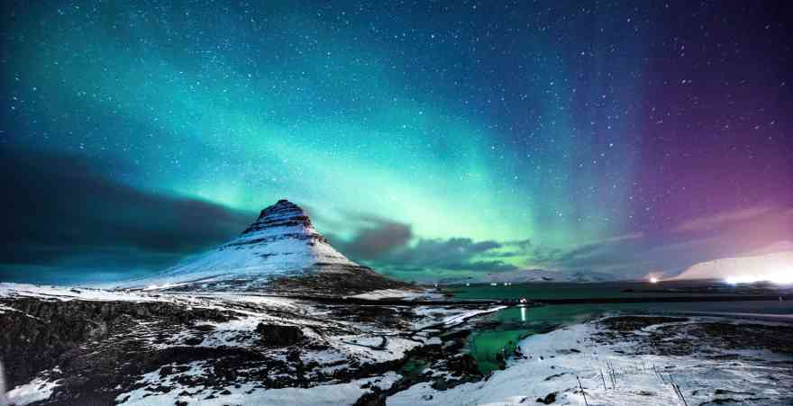 Polarlichter, Aurora Borealis über dem isländischen Berg Kirkjufell, Island